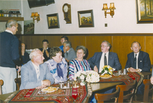 135081 De scheiende ambtenaren en hun vrouwen met burgemeester J.J.M.Bonnier aan een en de zelfde tafel, 18-06-1987