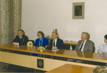 135086 De heer en mevr Oenema met burgemeester J.J.M.Bonnier achter de raadstafel met enkele leden van de gemeente raad ...