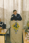 135092 De heer K.H.Oenema bezig aan zijn afscheid toespraak tot zijn collega's, de burgemeester en de genodigde bij ...