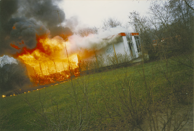 135104 Het branden school gebouw van de nutschool aan de Karel Doormanlaan in augustus 1984 te Son, 08-1984