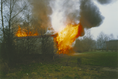 135106 De in brand staande Nutschool aan de Karel Doormanlaan in augustus 1984, 08-1984