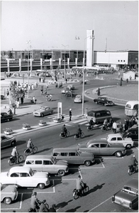 413 Het station en busstation op het 18 Septemberplein, 06-1959 - 08-1959