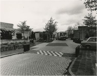 1373 Een straat in de wijk Geestenberg met verkeersdrempels en een SRV-wagen, ca. 1980