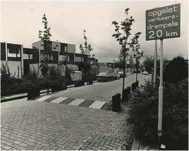 1374 De Buyaard gezien vanaf de Urkhovenseweg met een verkeersdrempel en bijbehorend verkeersbord, ca. 1980