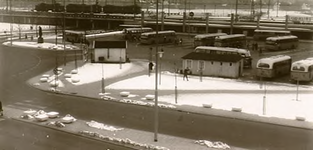 2777 Winteropname 18 Septemberplein gezien vanaf het Stationsplein richting de Vestdijktunnel, ca. 1960