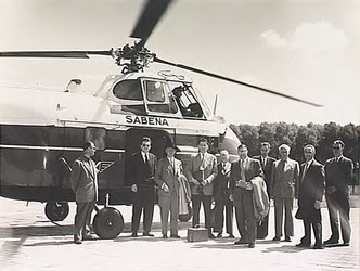 4569 Het college van B&W voor een Sabena helikopter ter gelegenheid van een rondvlucht boven Eindhoven bij de opening ...