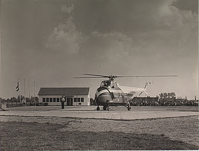4571 Een Sabena helikopter met links het luchthavengebouw, 05-06-1955