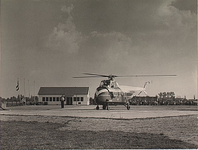 4571 Een Sabena helikopter met links het luchthavengebouw, 05-06-1955