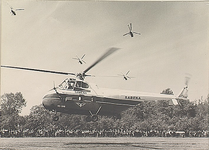 4574 Een demonstratie van helikopter Likoisky S 51 met gezagvoerder Blondiaeu, 05-06-1955