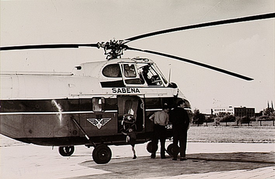 4578 Een kind stapt in een Sabena helikopter op Heliport Eindhoven voor een rondvlucht, 05-06-1955