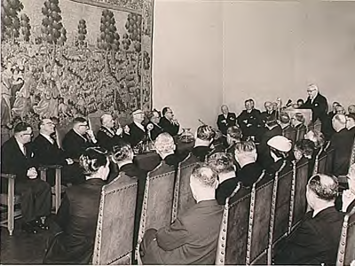 5088 De gemeenteraadsvergadering met links het college van B & W, 1958