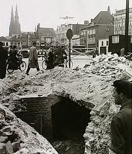 26593 Werkzaamheden ten behoeve van het dempen van de Gender in de buurt van de kruising Markt- Boexstraat, 21-03-1956