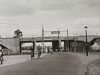 26779 Bouw van het hoogspoor met viaduct. Vooraan het oude laagspoor met de spoorwegovergang, 1953