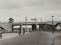 26779 Bouw van het hoogspoor met viaduct. Vooraan het oude laagspoor met de spoorwegovergang, 1953