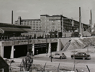 26798 Hoogspoor aan de Glaslaan met daarachter Philips Complex Strijp, 1954