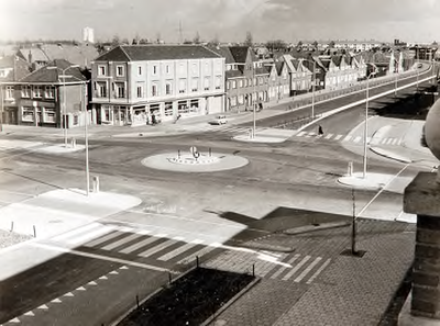 29196 Kruispunt van de Leostraat en Aalsterweg, gezien in de richting van Boutenslaan, 03-1958