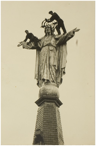 68620 Het H. Hartbeeld op de toren van de Heilig Hartkerk of Paterskerk, Tramstraat 37, 10-1956