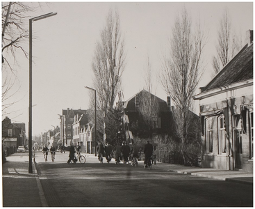 69687 Willemstraat, met in het midden de spoorwegovergang van de lijn Eindhoven-Valkenswaard-Hasselt, ca. 1960