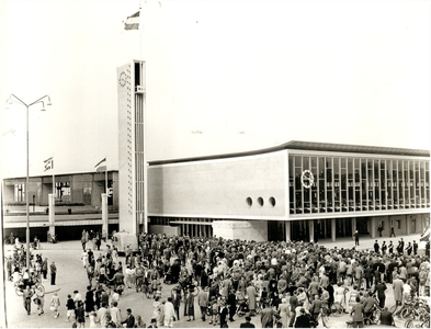 137011 Toeschouwers bij de feestelijkheden voor het station, 10-08-1956