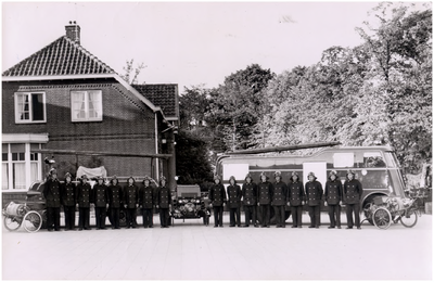147440 Groepsfoto van de Brandweer. Personeel der gemeentelijke brandweer met neveltankwagen, trekker-manschappen en ...