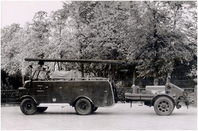 147442 De trekker-manschappenwagen werd aangeschaft in 1953. Het chassis werd geleverd door de Fa. Vriens te Breda, ...