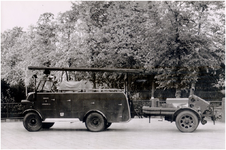 147442 De trekker-manschappenwagen werd aangeschaft in 1953. Het chassis werd geleverd door de Fa. Vriens te Breda, ...