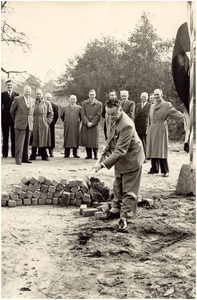 147683 1e spade aanleg leidingnet propaangas gem. Hoogeloon ca. door burgemeester van Voensel. 12 october 1954 de ...