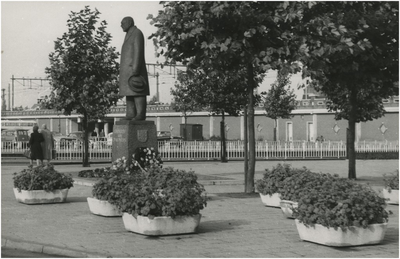  Een serie van 3 foto's betreffende het standbeeld Anton Philips, 18 Septemberplein, 1961