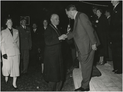  Serie van 17 foto's betreffende het bezoek van minister-president Willem Drees tijdens de bevrijdingsherdenking van ...