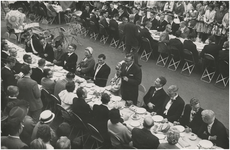 190642 Het houden van een toespraak door burgemeester Herman Witte tijdens een openluchtdiner voor studenten, 18-09-1960