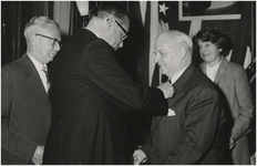 190644 Het uitreiken van fakkelinsignes door burgemeester Herman Witte aan medewerkers aan de bevrijdingsherdenking, ...