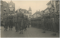  Een serie van 3 foto's betreffende een defilé van militairen van de 3e kaderschool uit Weert, 1947