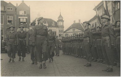  Een serie van 3 foto's betreffende een defilé van militairen van de 3e kaderschool uit Weert, 1947