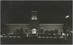 191546 Bevrijdingsherdenking: avondopname van de verlichting van het Van Abbemuseum, 09-1952