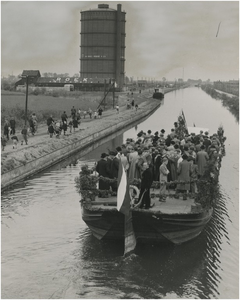 191612 De ingebruikstelling van de nieuwe gashouder aan de Kanaaldijk-Noord: gemeenteraadsleden en genodigden varen in ...