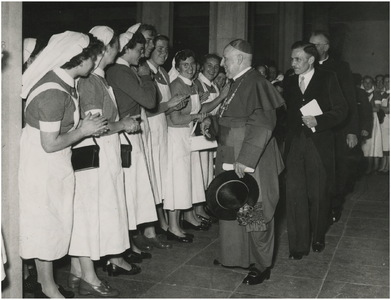 192096 Bezoek van mgr. Mutsaers ter gelegenheid van jubileum van de gezinszorg: dhr. van Vlijmen (achter mgr.), 1956 - 1965