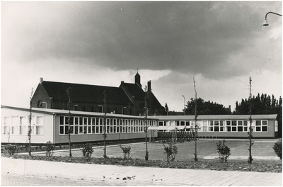 194301 Technische Dienst Philips NV, Larixweg (nu Larixplein). Op de achtergrond de Koenraadkerk, 05-1960
