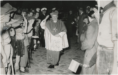194628 Het bezoek van bisschop W. Mutsaers aan de Don Bosco kerk: het vormen van een erehaag door parochianen, 1960