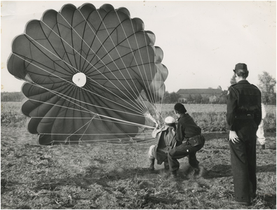 194728 Een demonstratie van het Rode Kruis: het uitvoeren van een parachutesprong, 17-10-1959