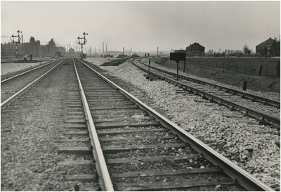 194792 Spoorlijn Eindhoven-Venlo gezien in de richting van de spoorwegovergang aan de Insulindelaan. Rechts de ...