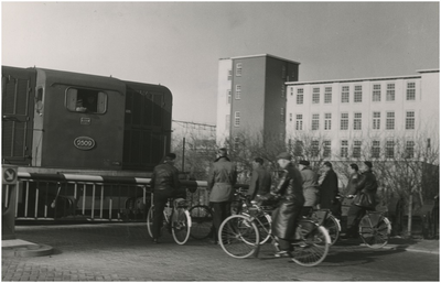 194830 Spoorwegovergang Mathildelaan. Rechts het belastingkantoor aan de Gagelstraat, 02-1959