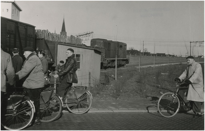 194832 Spoorwegovergang Mathildelaan. Links een deel van het belastingkantoor aan de Gagelstraat, rechts daarvan de ...