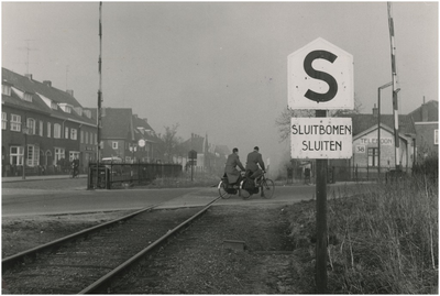 194859 Spoorwegovergang Hagenkampweg-Hoogstraat. Rechts spoorweghuisje 38, 02-1959