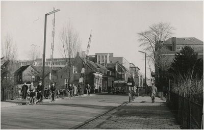 194875 Willemstraat, met in het midden de spoorwegovergang van de lijn Eindhoven-Valkenswaard-Hasselt, 1956