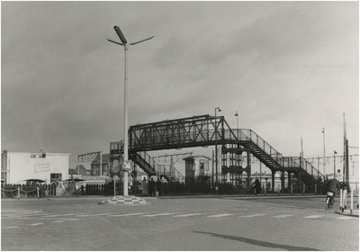 194989 Woenselse overweg met loopbrug, Fellenoord. Op de voorgrond de Parallelweg en op de achtergrond het nieuwe ...
