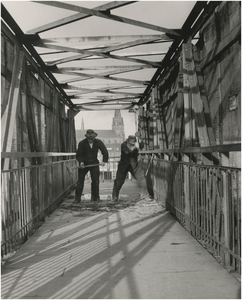 194992 Sloop van de loopbrug over de Woenselse overweg. Op de achtergrond de Antonius van Paduakerk, Fellenoord, 1955