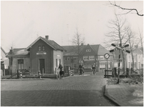 194997 Spoorweghuisje 37, Genneperweg. Op de voorgrond de spoorlijn Eindhoven-Valkenswaard-Hasselt, 02-1959