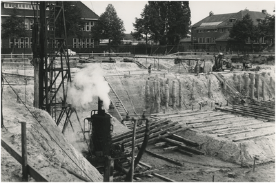 195403 Bouwwerkzaamheden stadsschouwburg : het heien van palen, 6-1961