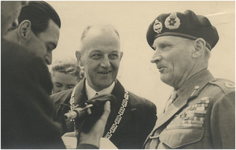 196571 Aankomst op het vliegveld met in het midden burgemeester Kolfschoten en rechts generaal Montgomery, 07-05-1949