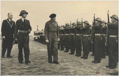 196577 Het inspecteren van de militaire ere-wacht, 07-05-1949